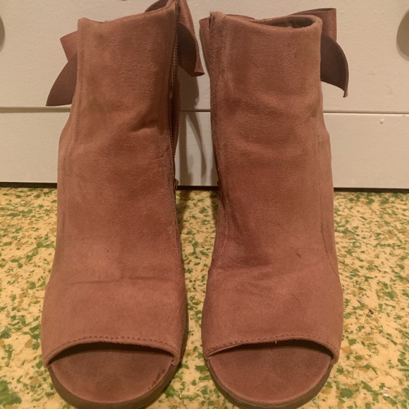 Light pink boot type of heels w bow in back - Picture 3 of 4